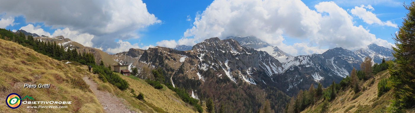 09 Al Roccolo del Tino (1870 m) con vista in Corno Branchino-Corna Piana-Arera nelle nuvole.jpg